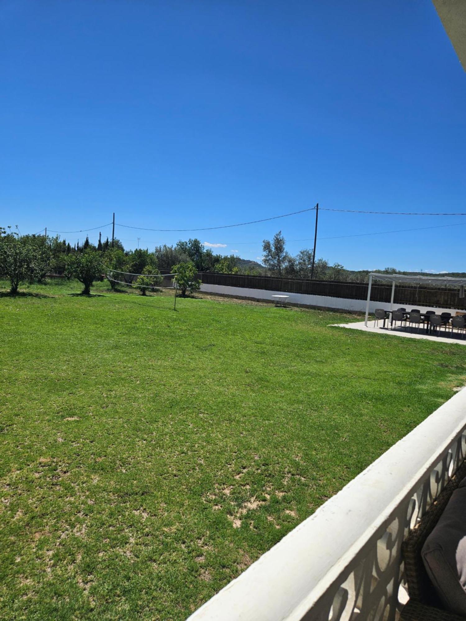 Large Yard, Large Lawn, Independent Villa Lliria Kültér fotó